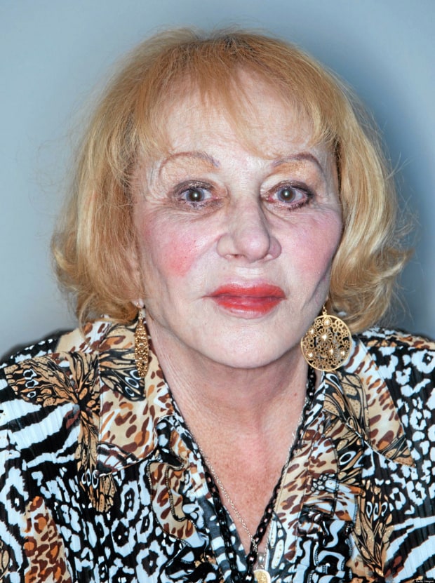 Aynı anda hem ünlü Medyum ve hemde Yazar olan ABD'li Sylvia Browne 77 yaşında 2013 yılnda hayata amansız birhastalıkdan dolayı veda etmiştir.